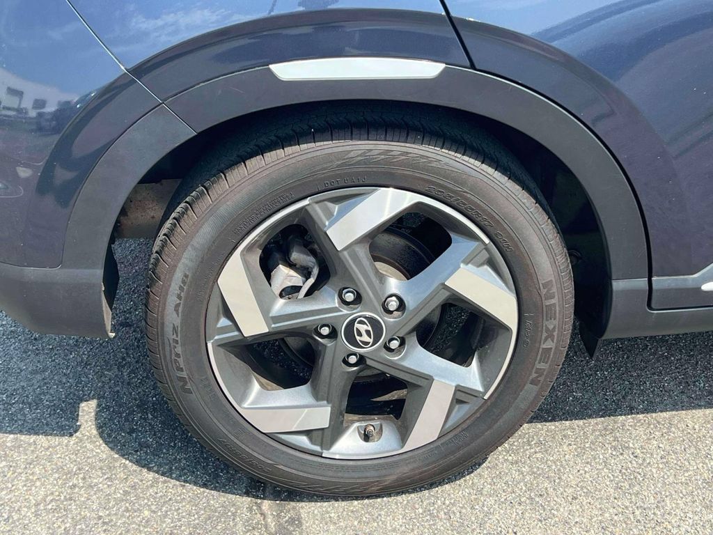 Used 2023 Hyundai Venue Limited FWD image 11