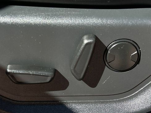 Used 2023 Ford Expedition XLT image 36