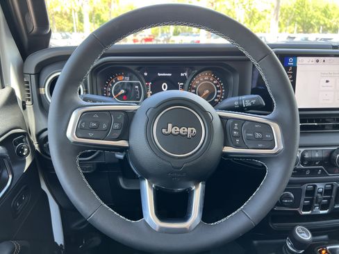 Used 2025 Jeep Wrangler Unlimited Sahara AWD/4WD image 18