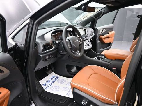 New 2026 Chrysler Pacifica Pinnacle image 9