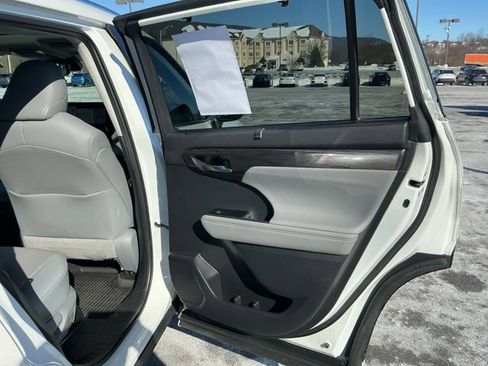 Used 2021 Toyota Highlander Limited image 26