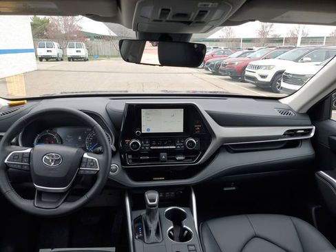 Used 2025 Toyota Highlander XLE AWD/4WD image 25