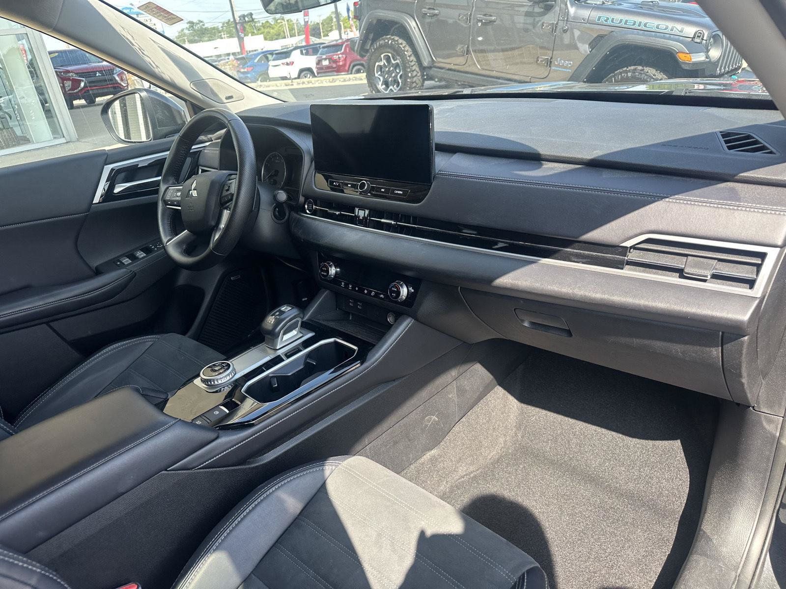 Used 2025 Mitsubishi Outlander SE FWD image 18