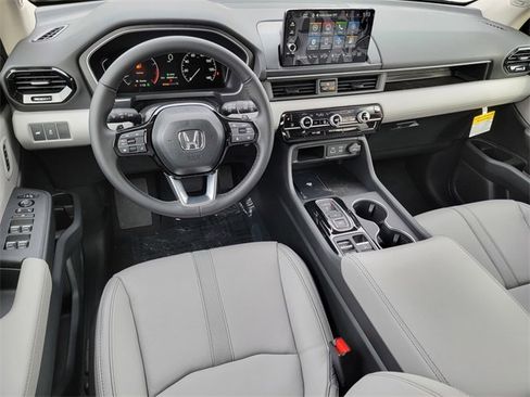 New 2025 Honda Pilot Touring image 31
