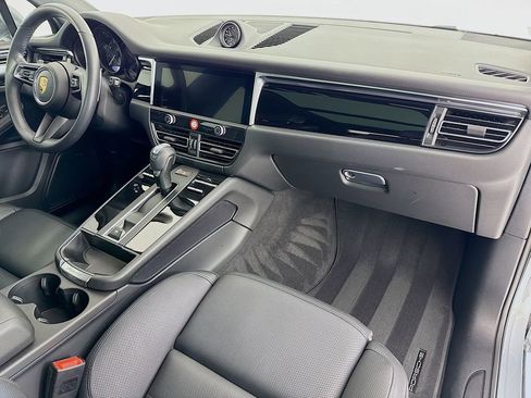 Certified 2025 Porsche Macan AWD/4WD image 33