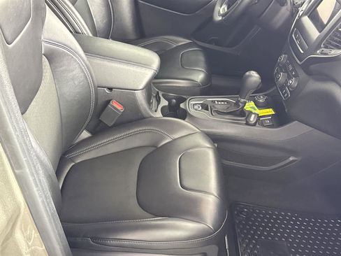 Used 2019 Jeep Cherokee Latitude Plus w/ Cold Weather Group image 16