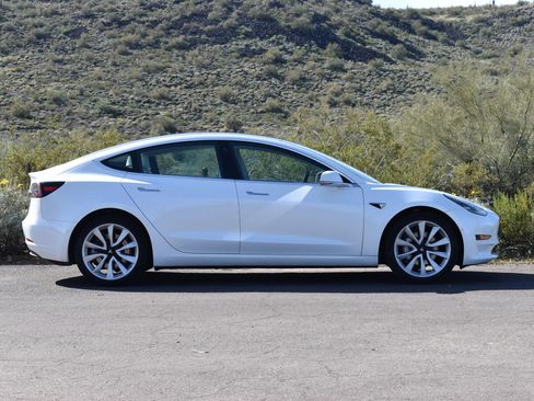 Used 2020 Tesla Model 3 Standard Range Plus image 9
