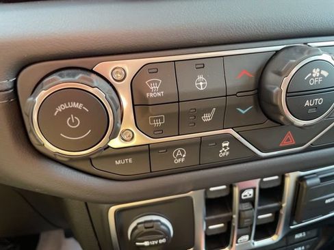 Used 2025 Jeep Gladiator Sport AWD/4WD image 19