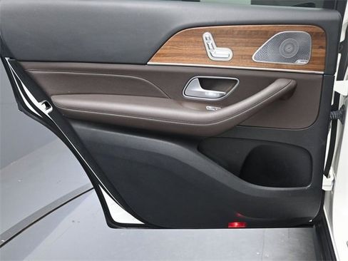 Used 2021 Mercedes-Benz GLS 450 4MATIC image 23