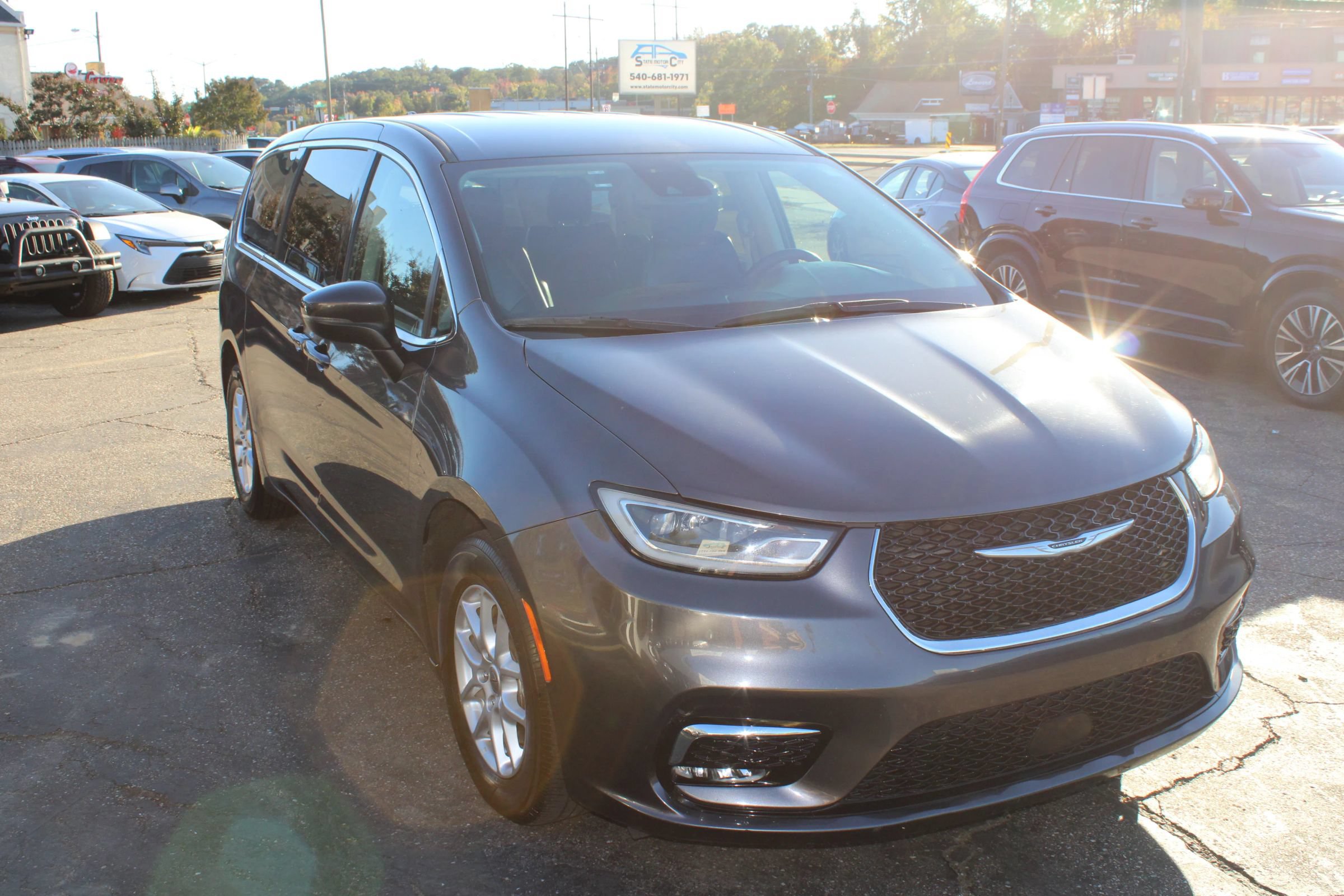 Used 2023 Chrysler Pacifica Touring-L FWD image 3
