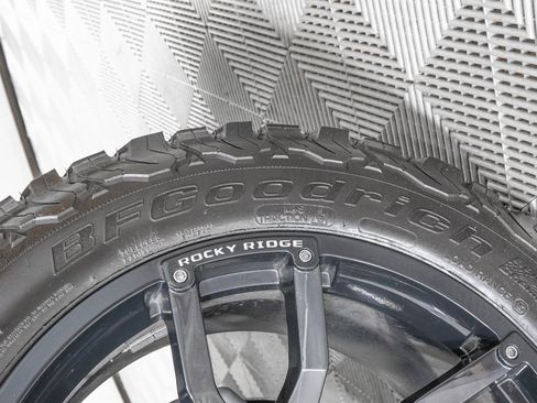 Used 2024 GMC Sierra 1500 AT4 w/ Technology Package image 36