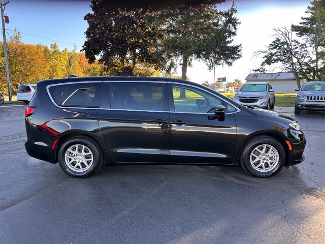 Used 2024 Chrysler Pacifica Touring-L FWD image 6