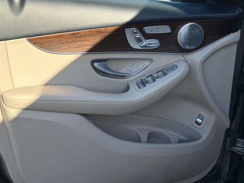 Used 2020 Mercedes-Benz GLC 300 4MATIC image 23