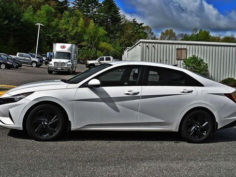 Used 2023 Hyundai Elantra Blue FWD image 4