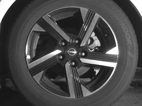 Used 2025 Nissan Sentra SV FWD image 17