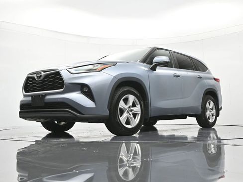 Used 2023 Toyota Highlander LE AWD/4WD image 36