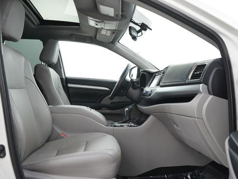 Used 2015 Toyota Highlander XLE image 11