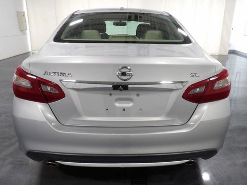 Used 2017 Nissan Altima 2.5 SL w/ Moonroof Package image 5