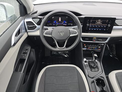 New 2026 Volkswagen Taos SE FWD image 19