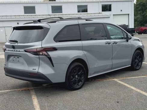 Used 2025 Toyota Sienna XLE Woodland Edition AWD/4WD image 8