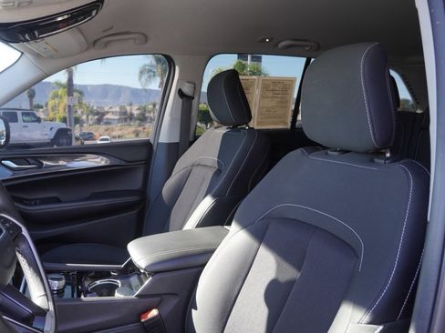 Certified 2022 Jeep Grand Cherokee Laredo w/ Luxury Tech Group I image 21