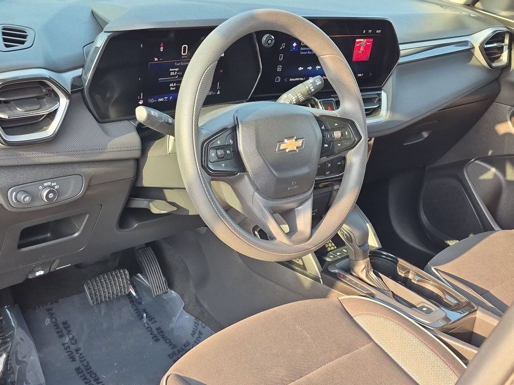Used 2025 Chevrolet TrailBlazer LT AWD/4WD image 14
