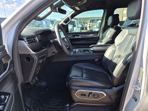 Used 2023 Jeep Wagoneer 4WD image 15