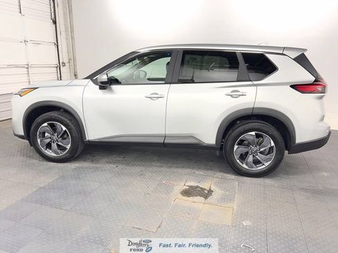 Used 2025 Nissan Rogue SV FWD image 4