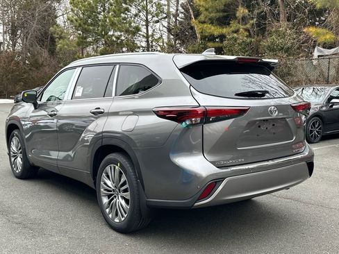 New 2026 Toyota Highlander Platinum image 3