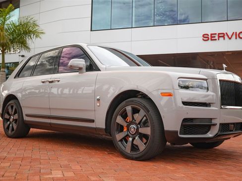 Used 2022 Rolls-Royce Cullinan w/ Dark Exterior Package image 24