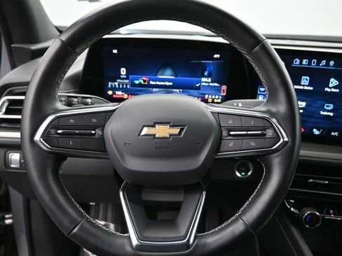 Used 2025 Chevrolet Traverse LT image 13