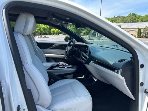 Used 2024 Cadillac Lyriq Luxury AWD/4WD image 38