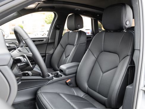 Certified 2026 Porsche Macan AWD/4WD image 5