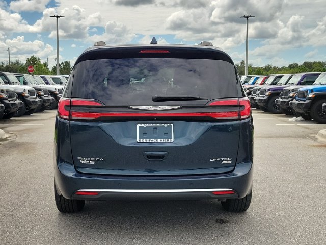 Used 2022 Chrysler Pacifica Limited w/ Uconnect Theater Family Group AWD/4WD image 5