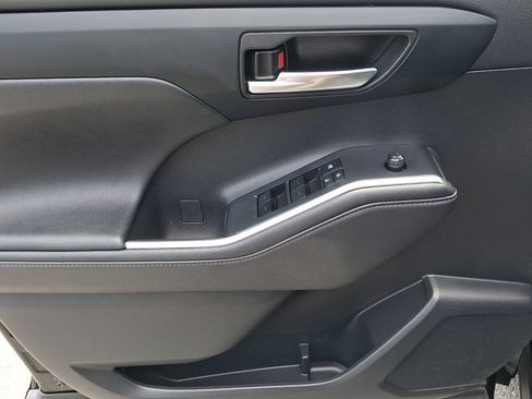 Used 2024 Toyota Highlander XLE AWD/4WD image 26