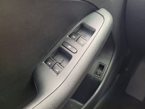 Used 2013 Volkswagen Jetta SE FWD image 27