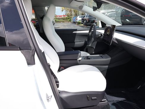 Used 2024 Tesla Model Y Long Range image 28