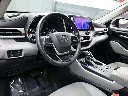Used 2025 Toyota Highlander XLE AWD/4WD image 13