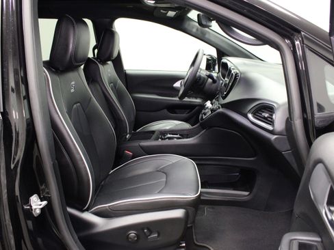 Used 2026 Chrysler Pacifica Limited w/ S Appearance Package FWD image 15