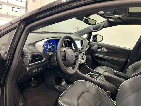 New 2026 Chrysler Pacifica Limited w/ S Appearance Package image 18