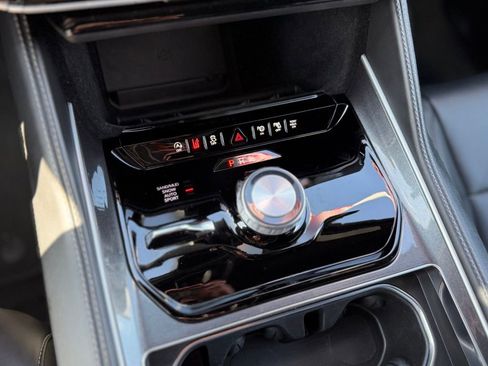 Used 2024 Jeep Wagoneer L Series II w/ Flexible Seating Group image 18