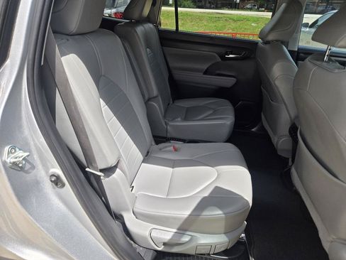 Used 2020 Toyota Highlander XLE AWD/4WD image 12