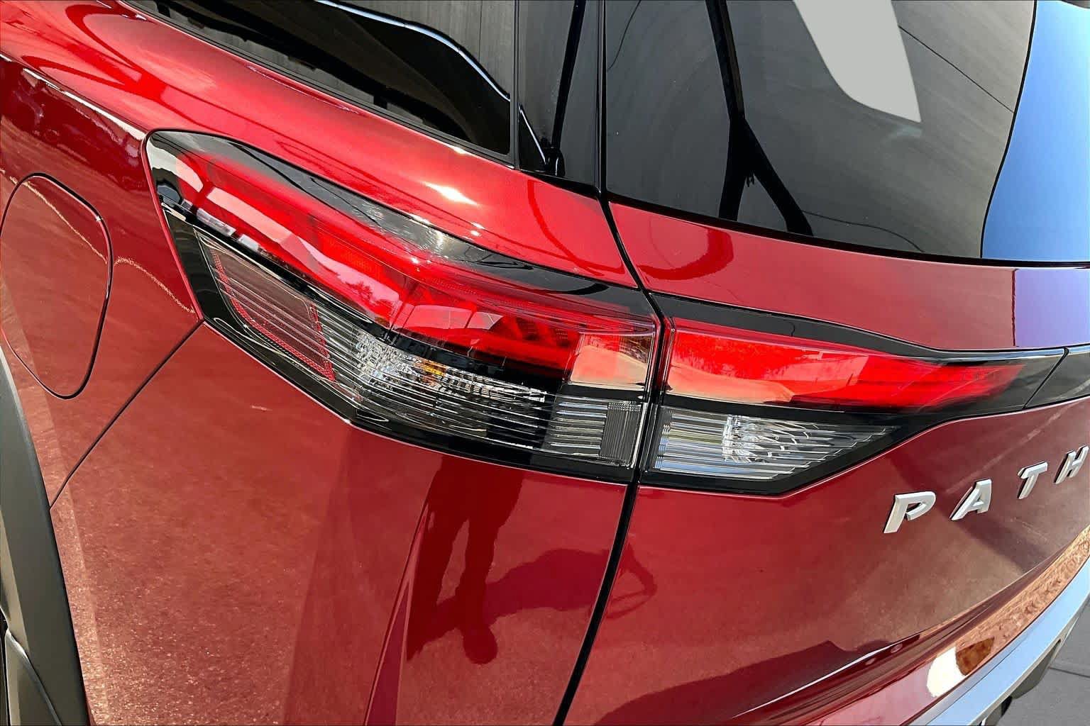 Certified 2025 Nissan Pathfinder Platinum FWD image 29