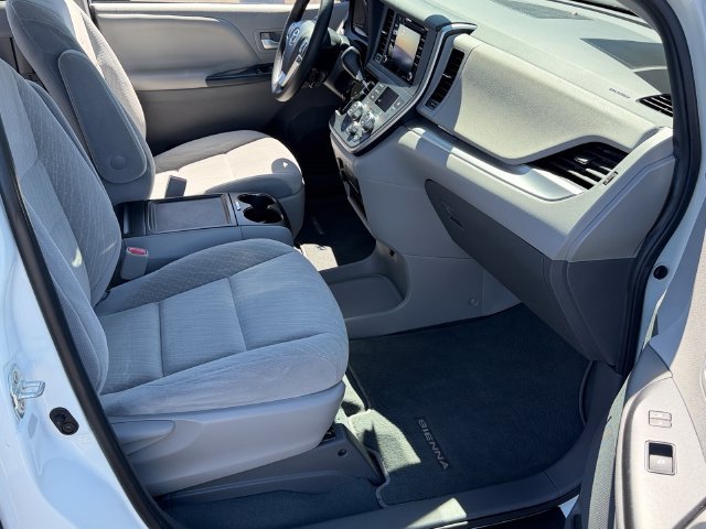 Used 2020 Toyota Sienna LE w/ Carpet Mat Package FWD image 25