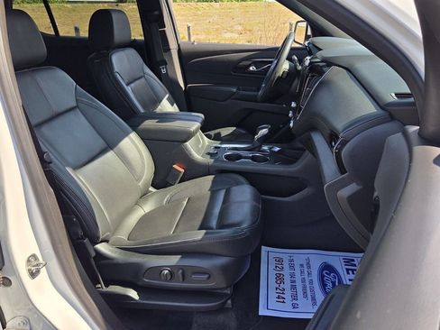 Used 2023 Chevrolet Traverse RS FWD image 17