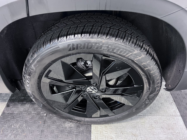 Certified 2025 Volkswagen Taos SE FWD image 15