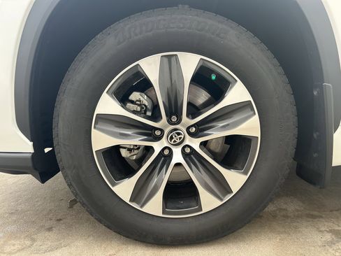 Used 2025 Toyota Highlander XLE image 12