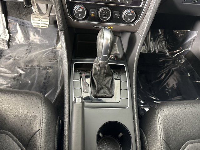 Used 2018 Volkswagen Passat 2.0T R-Line w/ R-Line Lighting Package FWD image 18