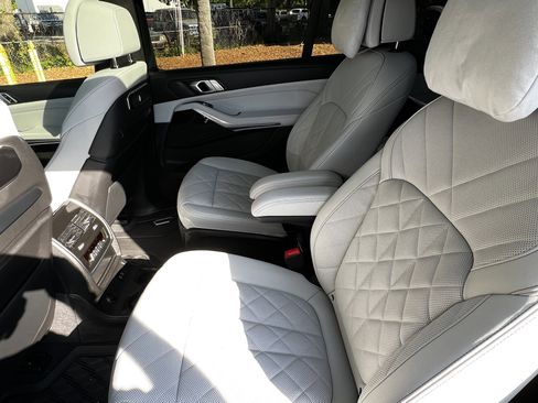 Used 2024 BMW X7 xDrive40i w/ Parking Assistance Package image 32