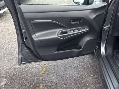 Used 2025 Nissan Versa SV FWD image 18